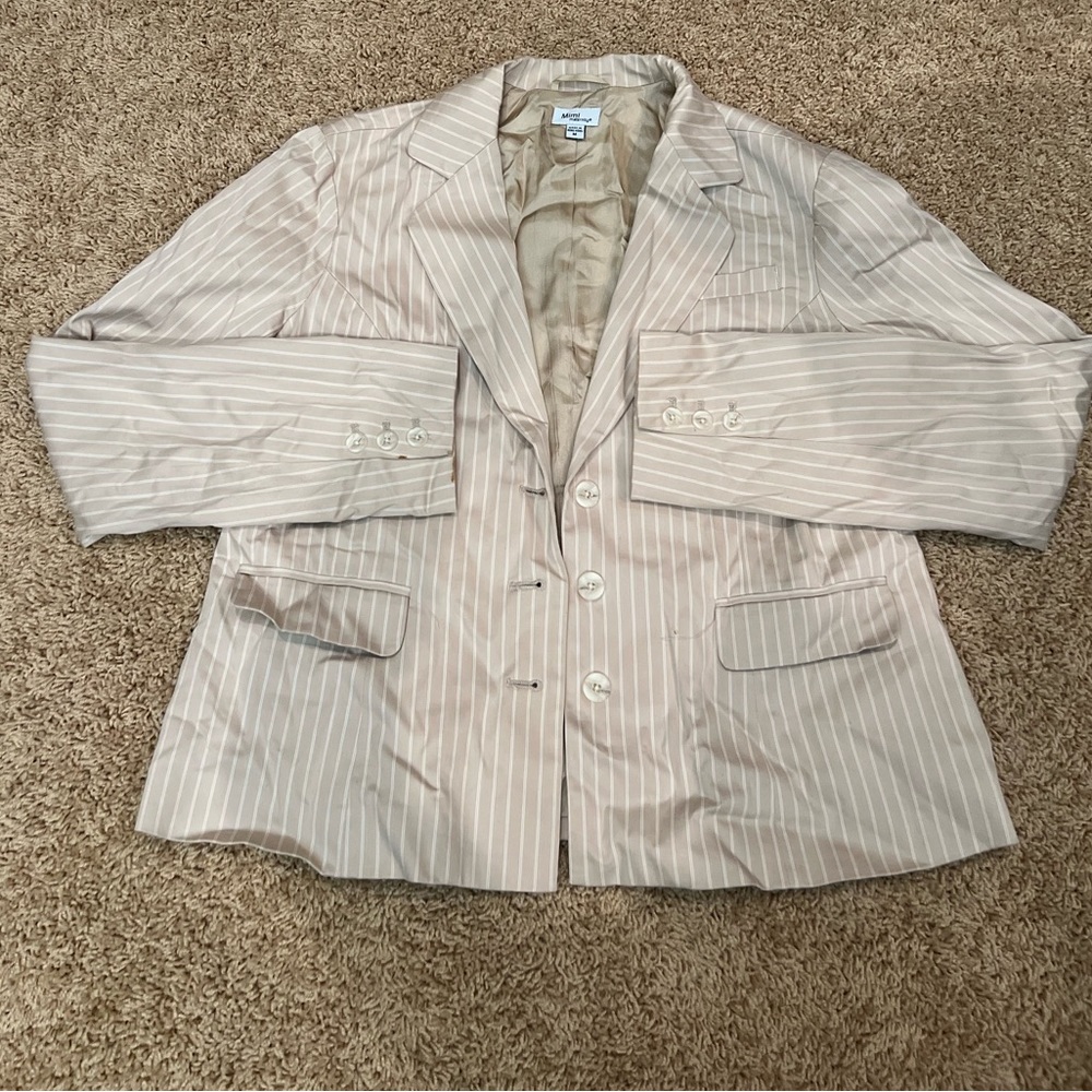 Blazer beige. Brand MIMI maternity. Size M. Barely visible stains.